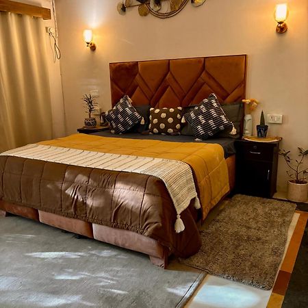 Atharva'S Homestay By Goaround Homes - Nehru Enclave Metro, South Delhi Нью-Дели Экстерьер фото