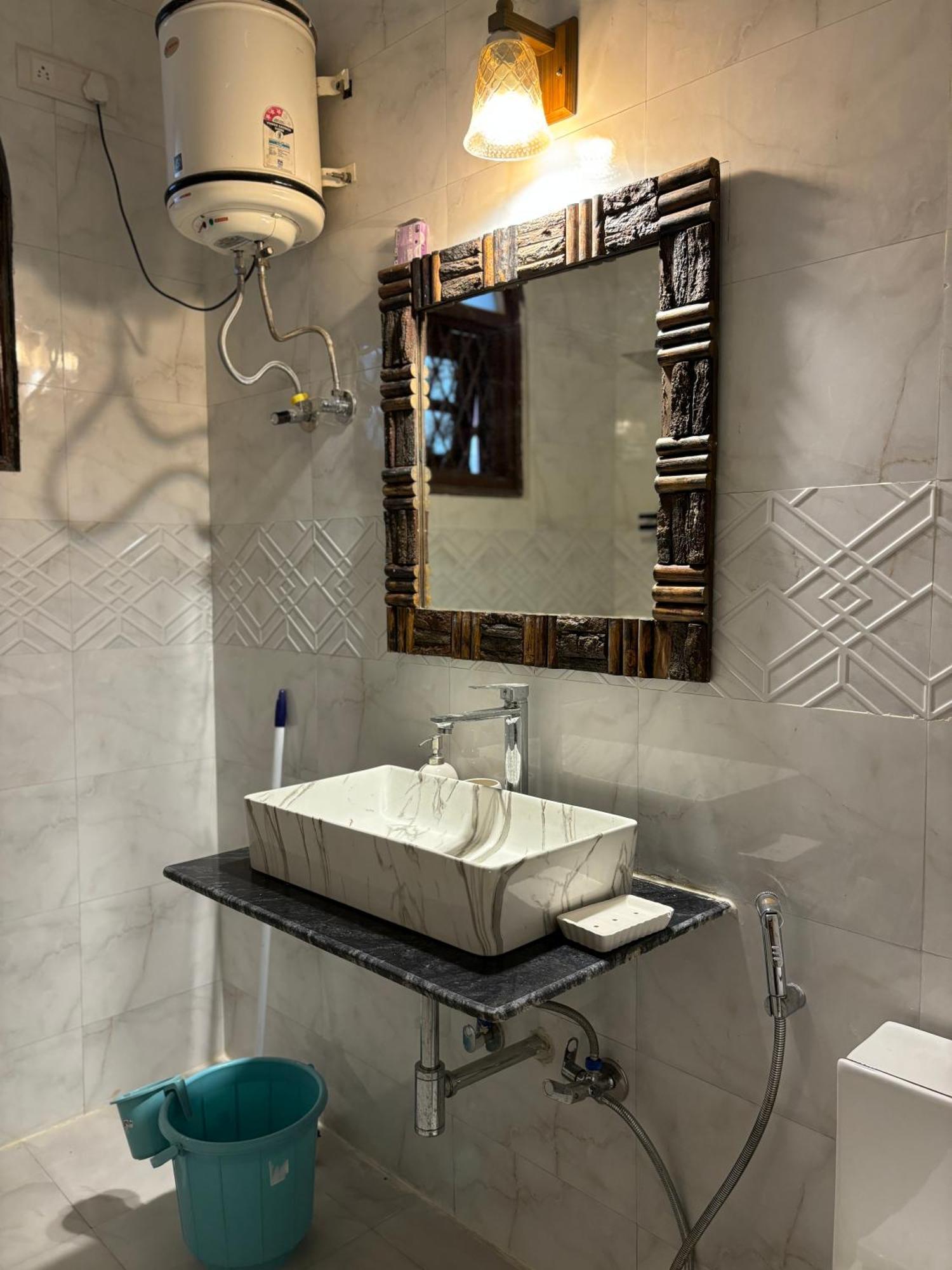 Atharva'S Homestay By Goaround Homes - Nehru Enclave Metro, South Delhi Нью-Дели Экстерьер фото