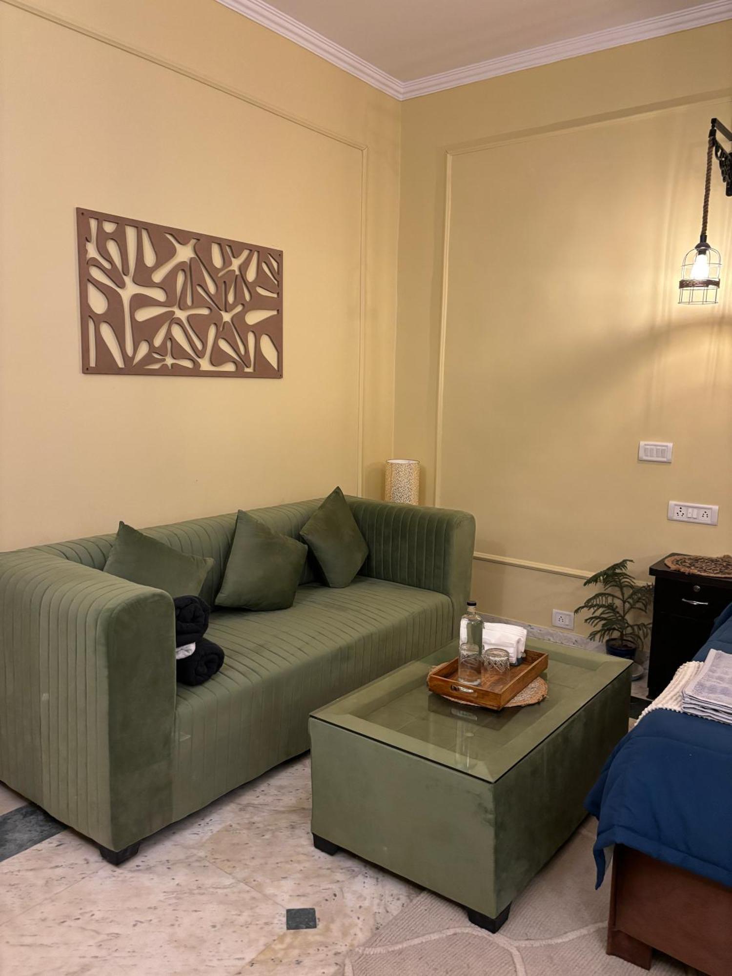 Atharva'S Homestay By Goaround Homes - Nehru Enclave Metro, South Delhi Нью-Дели Экстерьер фото