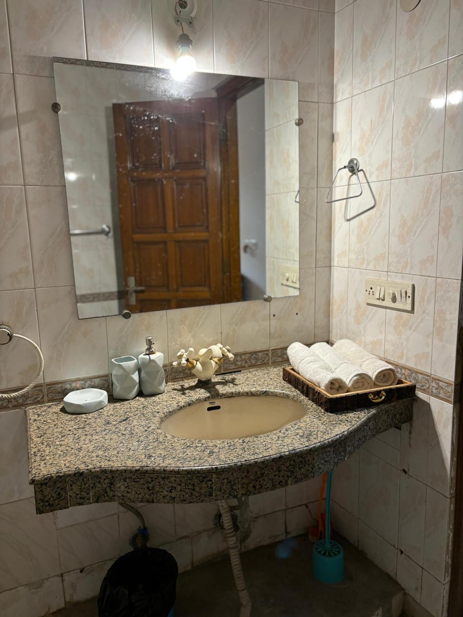 Atharva'S Homestay By Goaround Homes - Nehru Enclave Metro, South Delhi Нью-Дели Экстерьер фото