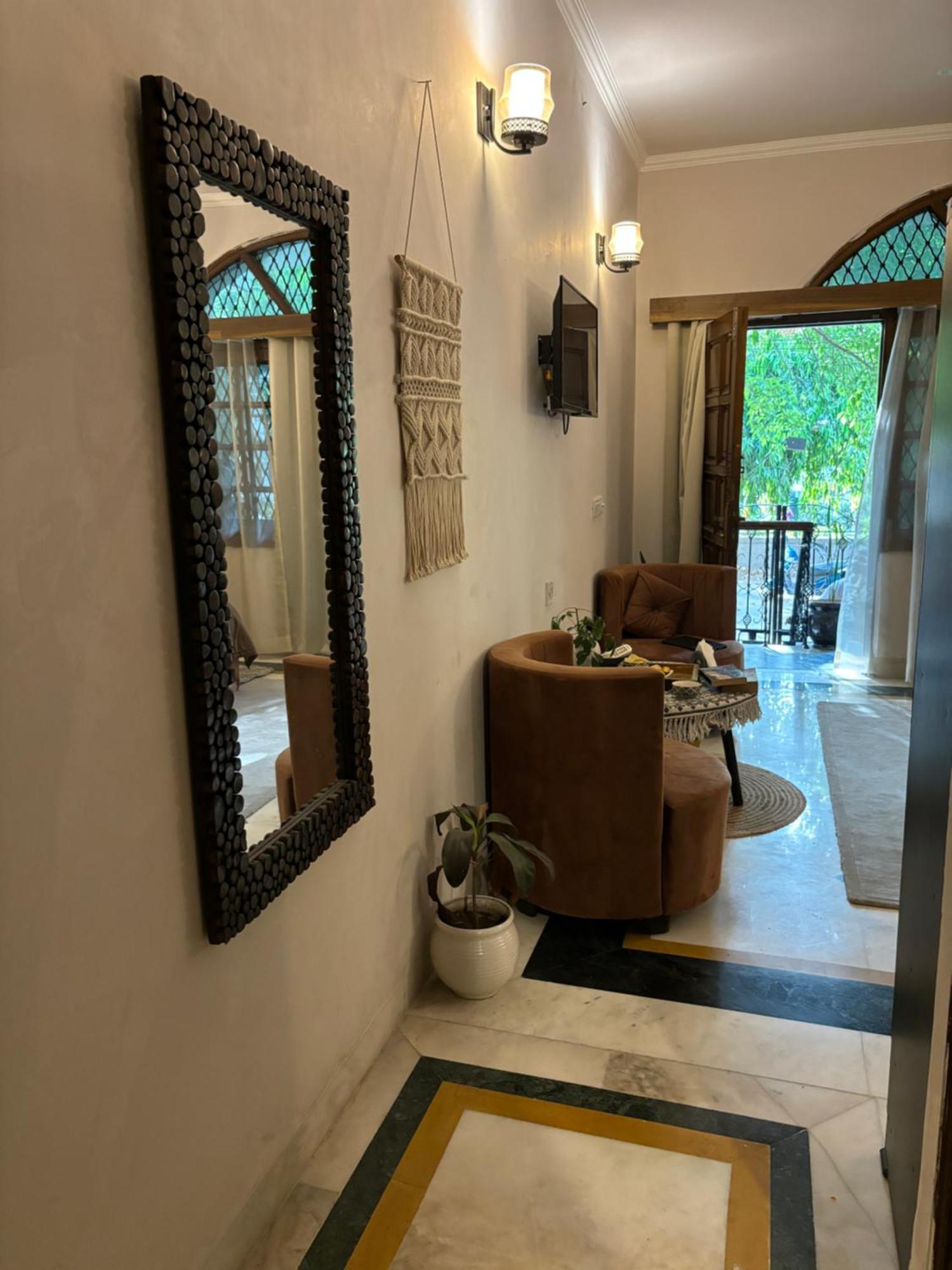 Atharva'S Homestay By Goaround Homes - Nehru Enclave Metro, South Delhi Нью-Дели Экстерьер фото