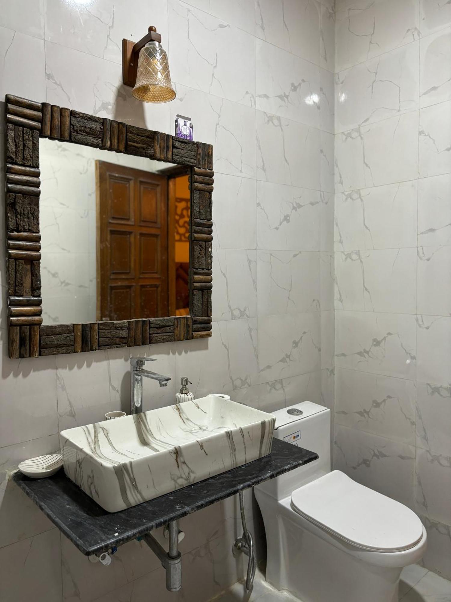 Atharva'S Homestay By Goaround Homes - Nehru Enclave Metro, South Delhi Нью-Дели Экстерьер фото