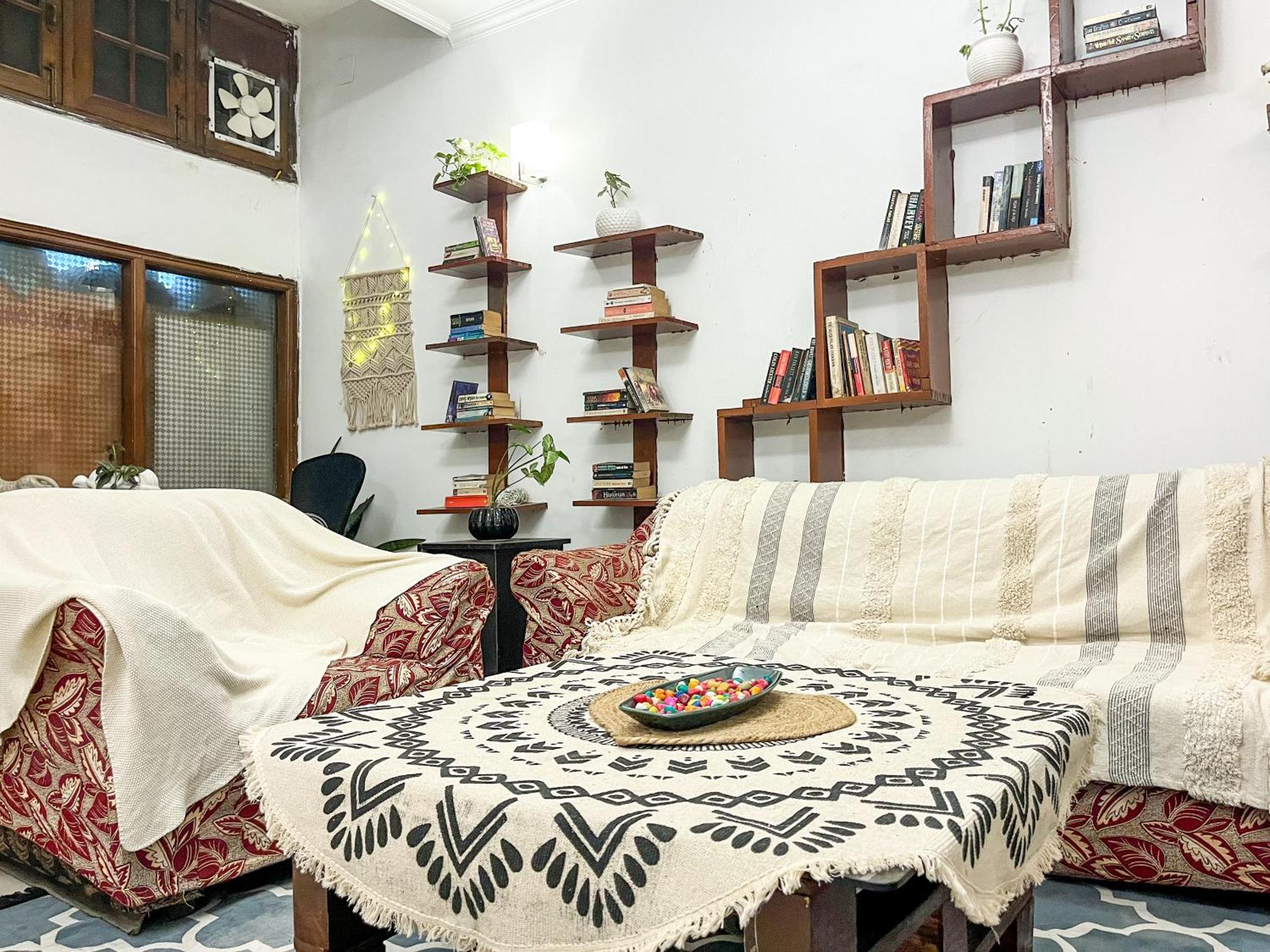 Atharva'S Homestay By Goaround Homes - Nehru Enclave Metro, South Delhi Нью-Дели Экстерьер фото